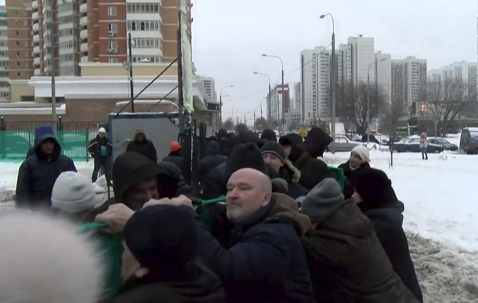 На Мичуринском проспекте, 30Б строители вступили в конфликт с жителями