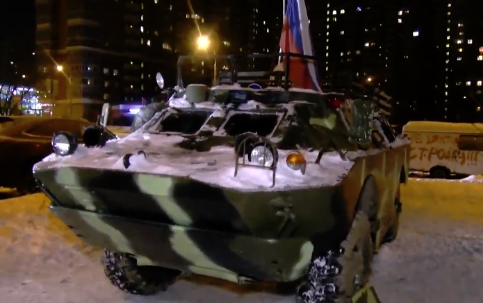 Москвичи, протестующие на Мичуринском, пригнали на стройплощадку военную технику