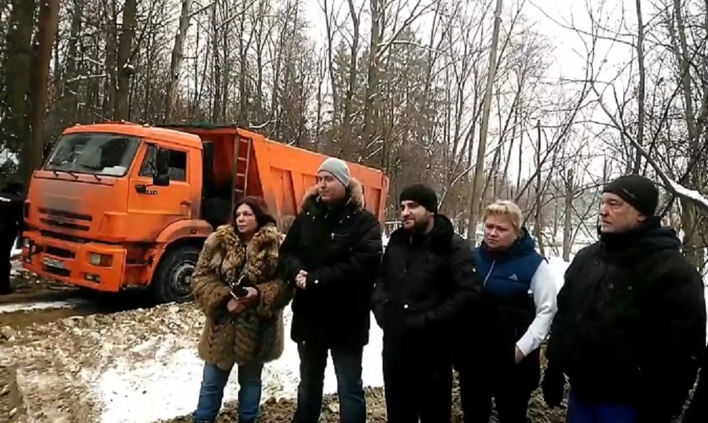 Москвичи заблокировали дорогу мусоровозам