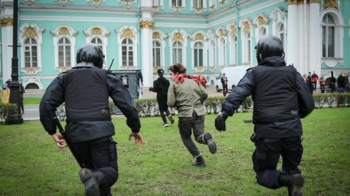 В Петербурге суд взыскал с активистов 7,3 млн рублей за траву, розы и сирень