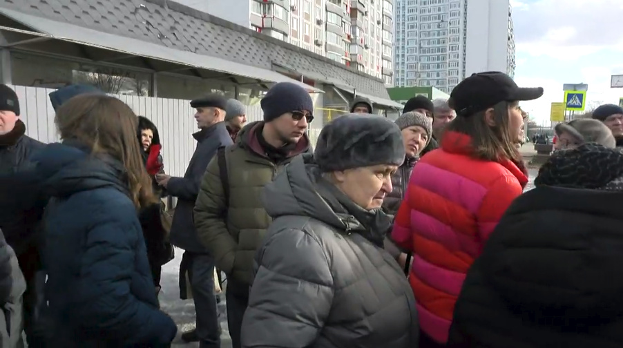 Народный сход в Крылатском: падающий забор и трудности проезда пожарной техники