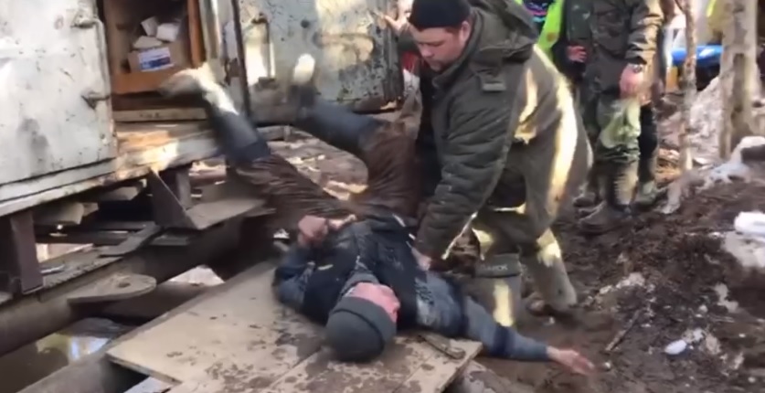 Антимусорный активист, угоревший в запертом полицией вагончике, находится в реанимации
