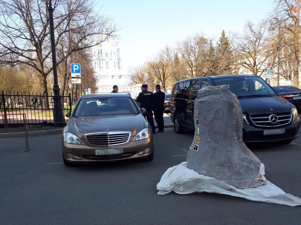 За бетонный мешок у Смольного задержали активистов и журналистку
