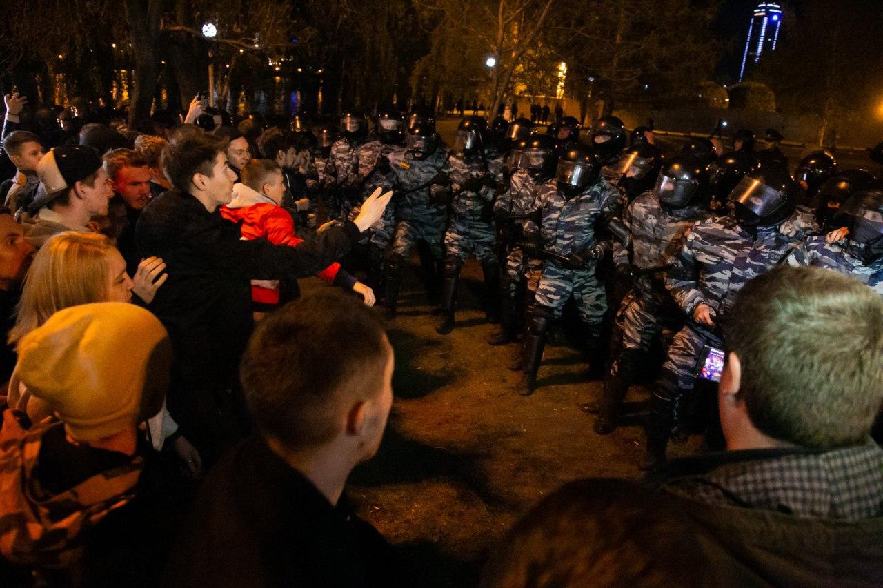Екатеринбург: протестующих всё больше, столкновения всё жестче