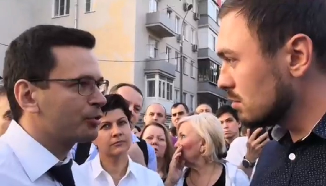 Переобулись в воздухе. Представитель от "Единой России" отрекся от партии и выгонял Илью Яшина с народного схода