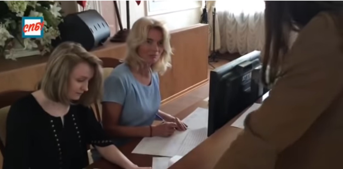 Петербургские активисты засняли, как "рисуют" подписи за Беглова