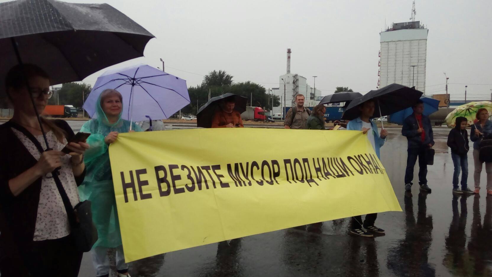 Участники митинга потребовали ликвидировать мусорный полигон и свалки микрорайона Левенцовский в Ростове-на-Дону