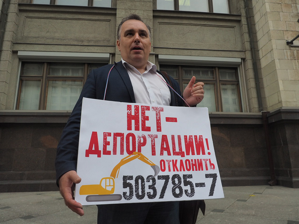 У Госдумы проходят одиночные пикеты против законопроекта об изъятии жилья и земли
