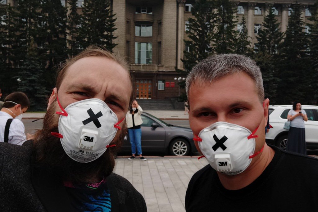 Задыхающиеся от смога красноярцы пришли к правительству в респираторах