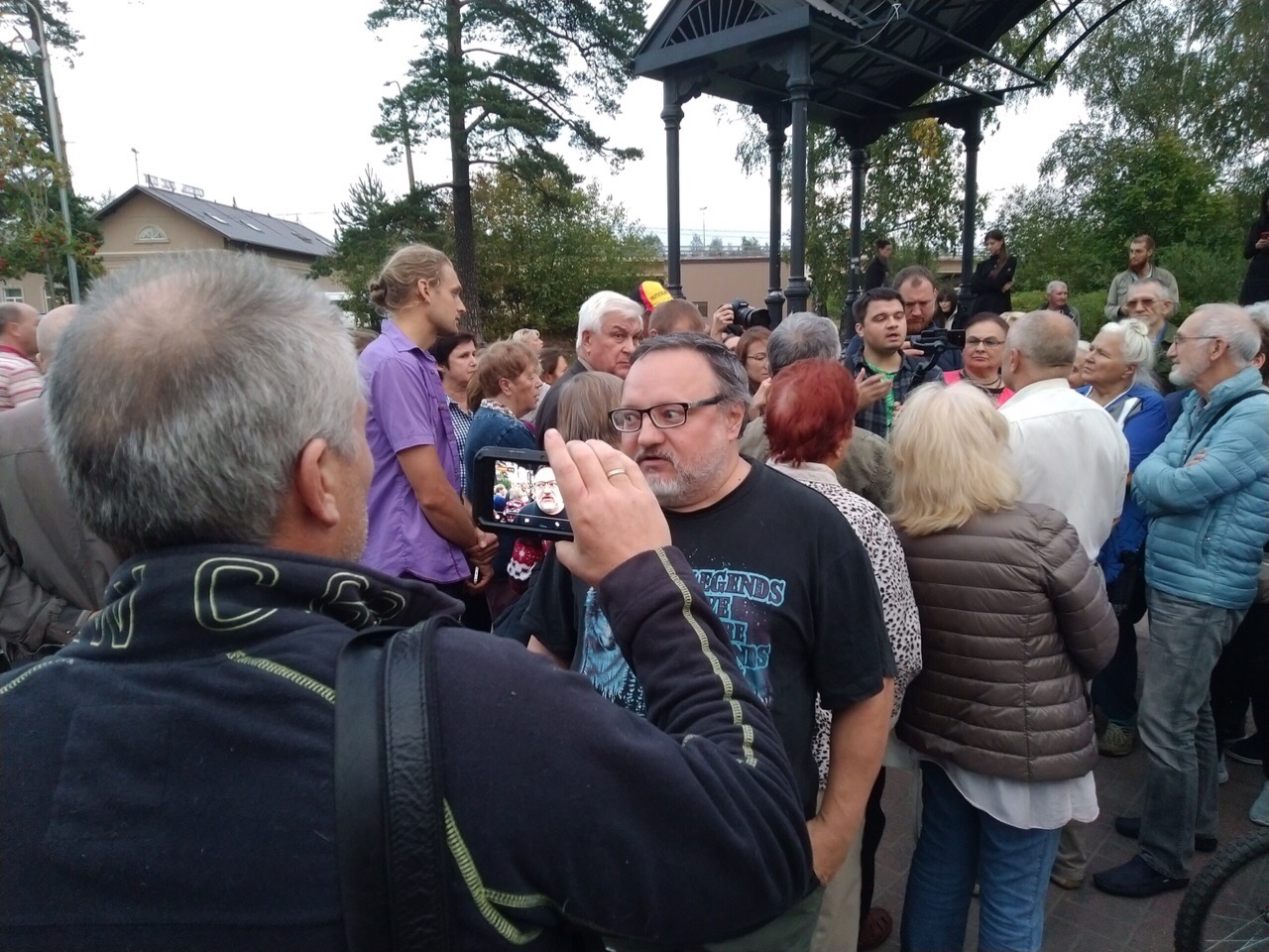 В поселке Лисий Нос под Питером идет народный сход против фальсификации выборов