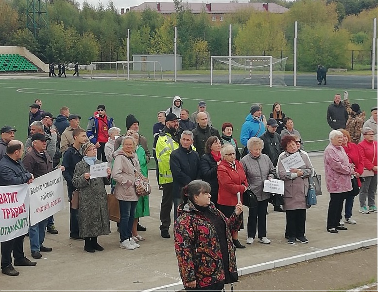 Жители Клина снова вышли против мусора и вони
