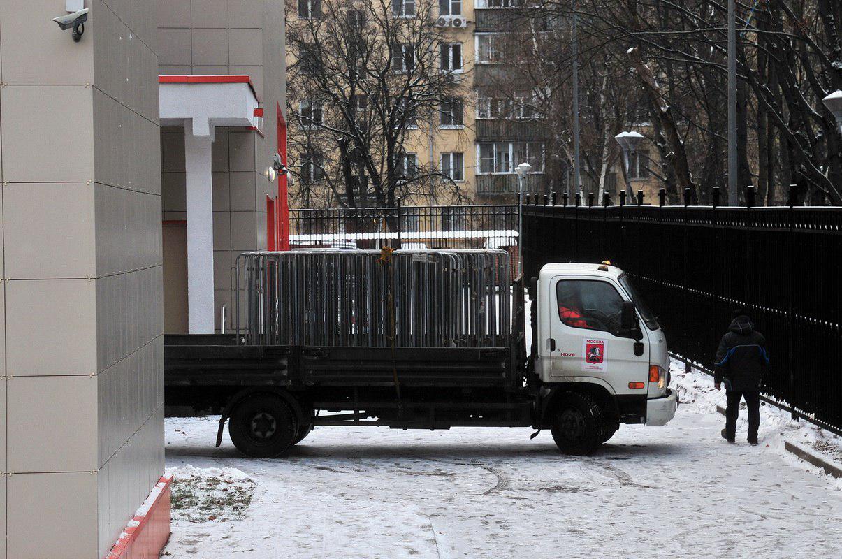 Слушания по реновации в Хорошёво-Мнёвниках: активисты против массовки