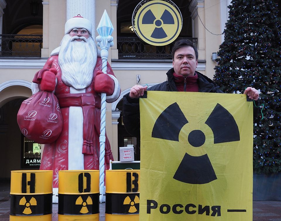 Сотрудник Гринпис задержан в подъезде своего дома после антиядерной акции на Невском