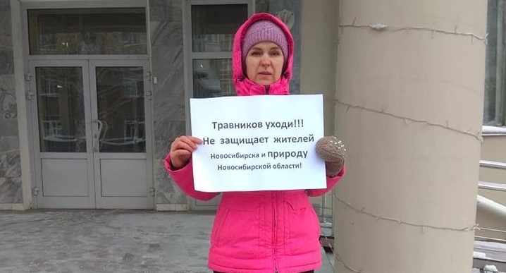 Новосибирцы устроили одиночные пикеты против добычи песка около их домов