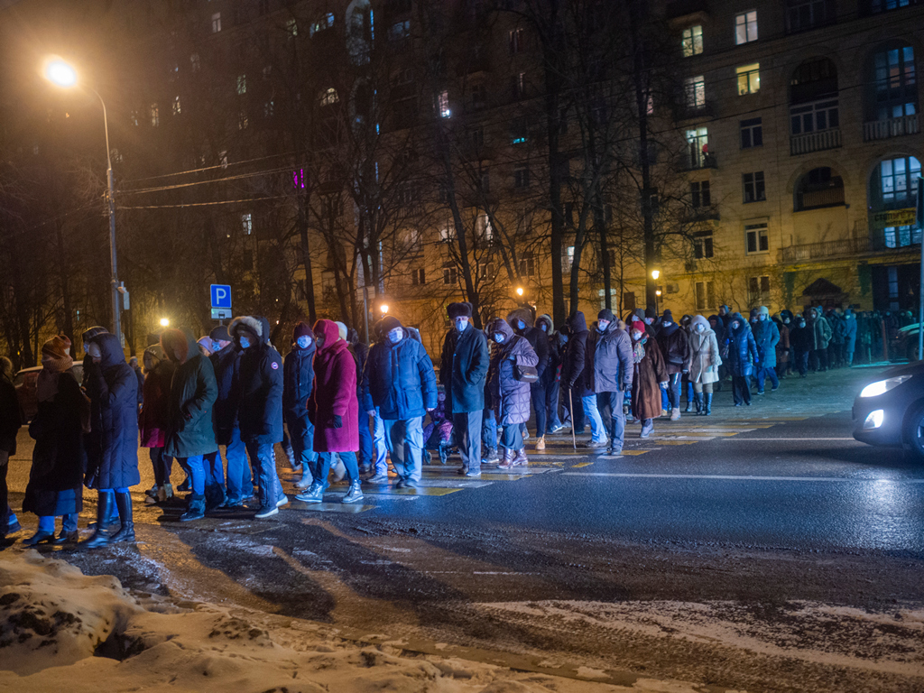 Противники строительства метро перекрыли движение, переходя улицу по правилам