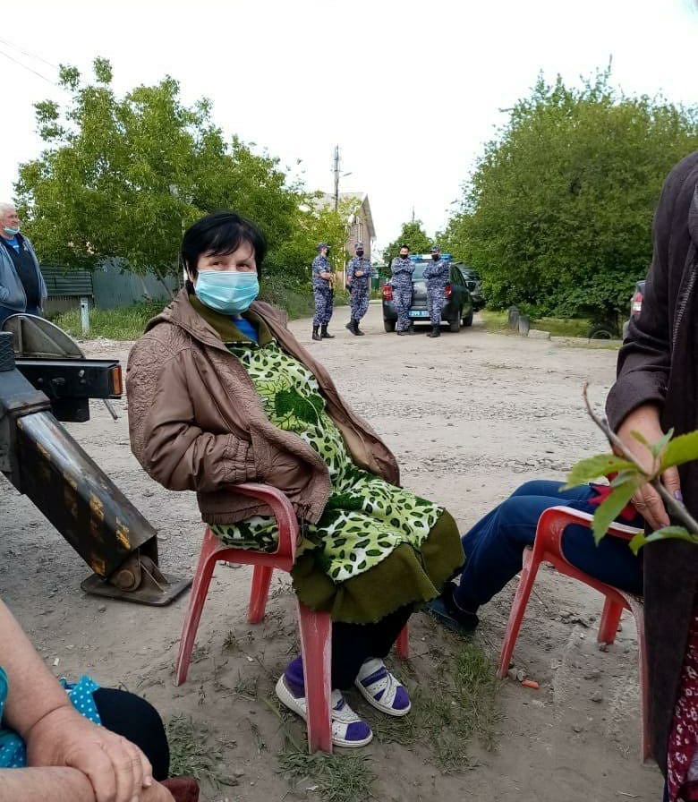 Жители одной из улиц Ростова-на-Дону устроили «сидячий митинг», протестуя против установки вышки сотовой связи