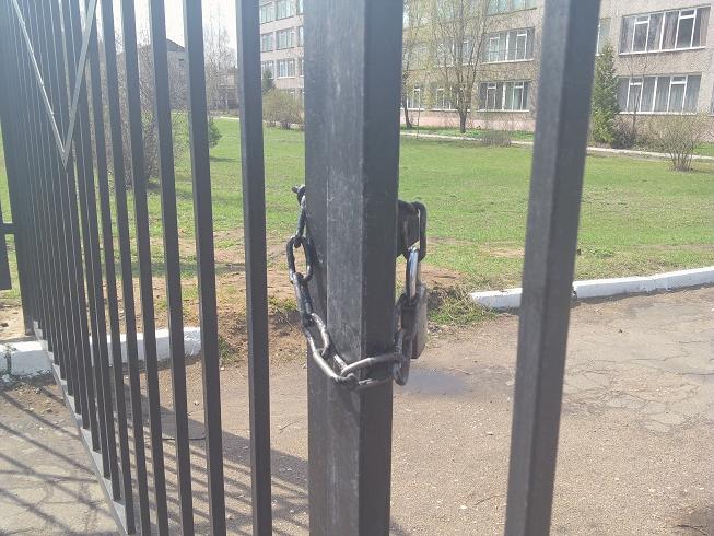 Семейка ЕДроссов отгородила стадион, а глава — ЕДиноросс в ус не дует