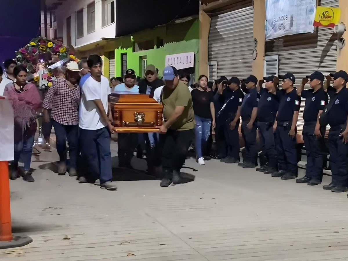 Músicos de huapango y banda rinden homenaje al alcalde de Pisaflores en su despedida.