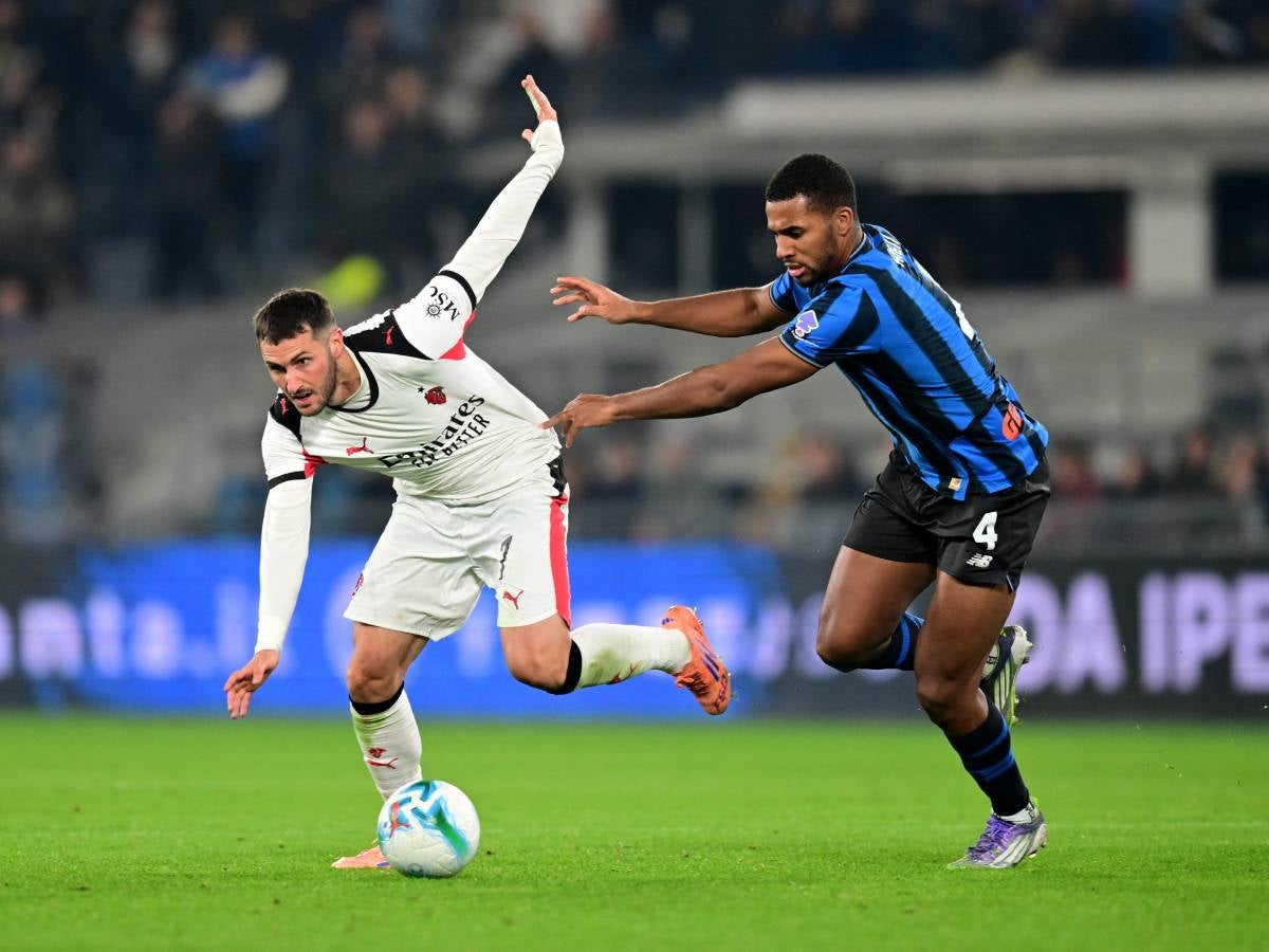 Giménez, lesionado, es sustituido tras el encuentro del Milan.