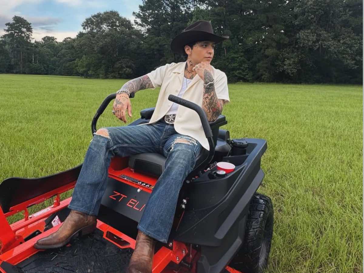 Nodal comparece en Fiscalía por demanda de Universal Music.