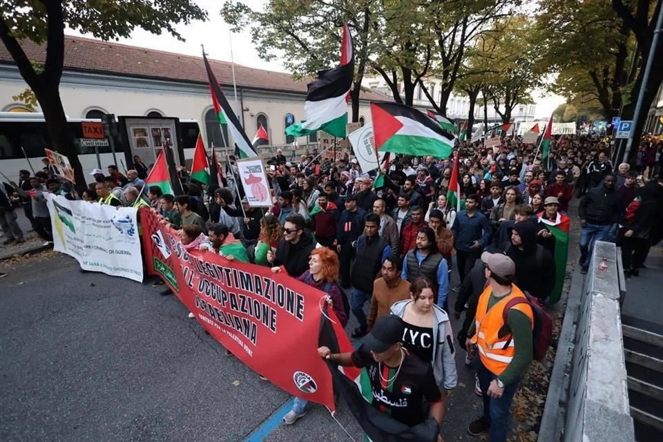 Manifestación en apoyo a Palestina en Udine antes del encuentro Italia-Israel.