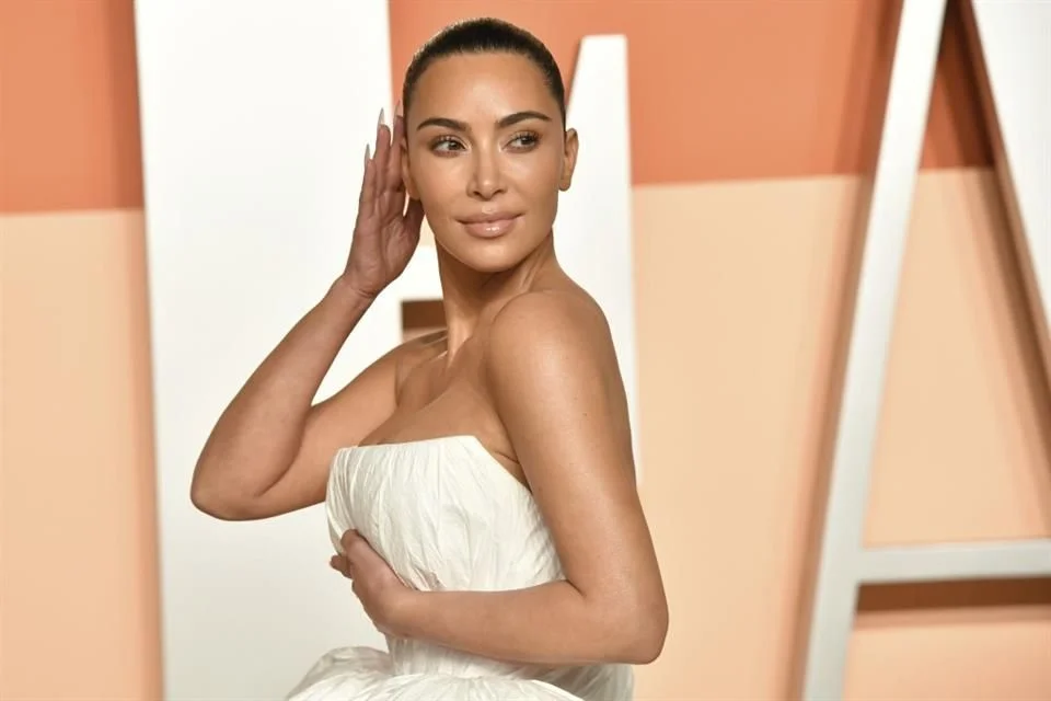 Kim Kardashian causa polémica por tanga de pelo sintético.