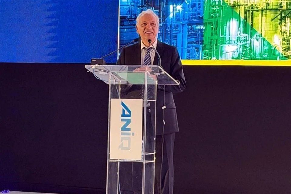 Pemex solicita capital extranjero para el sector petroquímico.