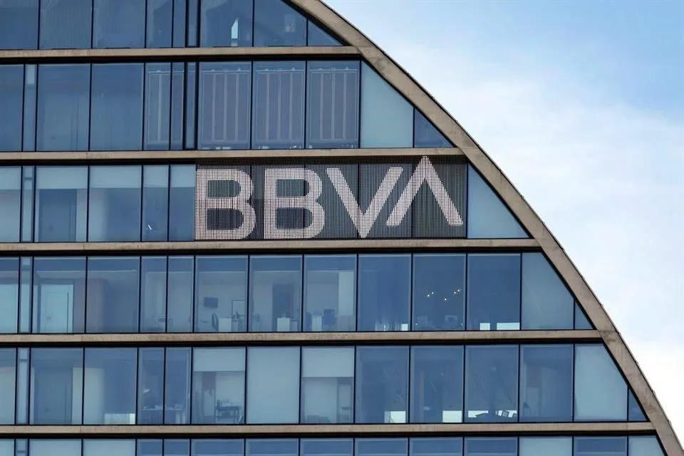 BBVA y Banorte advierten sobre posibles retrasos en transferencias.