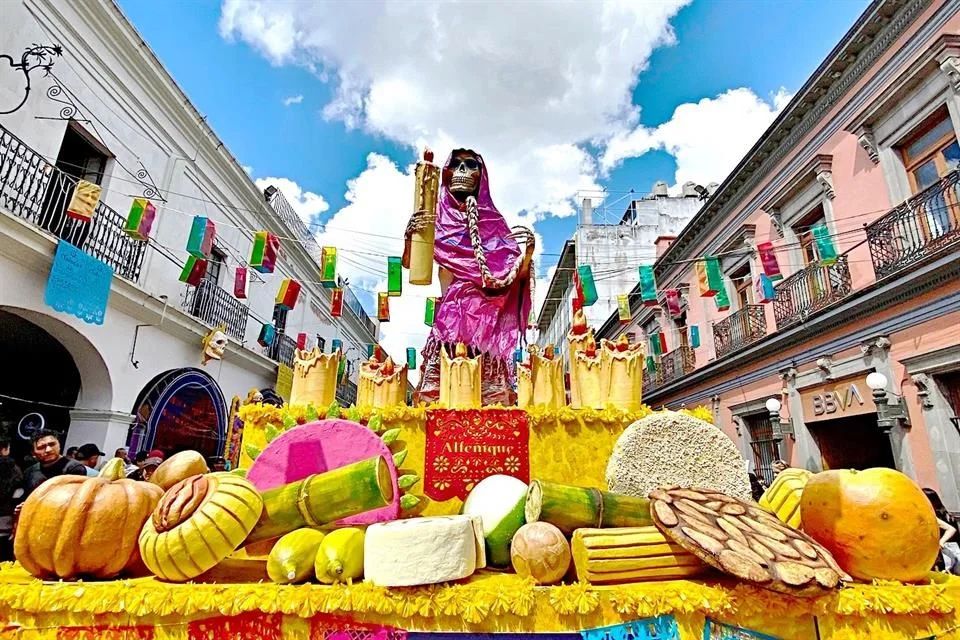 Ofrendas y sortilegios de difuntos cautivan los accesos de Toluca