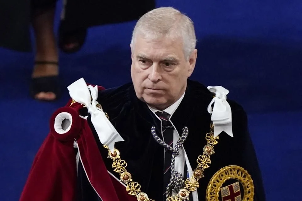 La posible comparecencia del Príncipe Andrés como testigo en el juicio de Jeffrey Epstein.