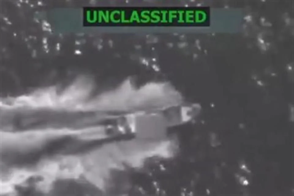 Ataque aéreo estadounidense contra barco en el Pacífico.