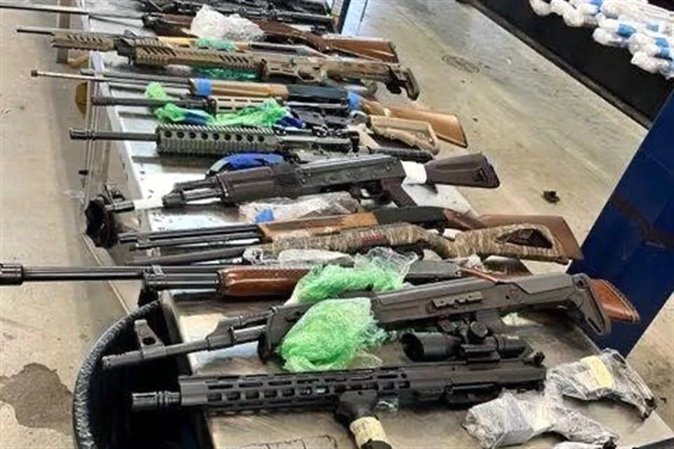 Laredo, Texas: Retienen 400 armas con destino a México.