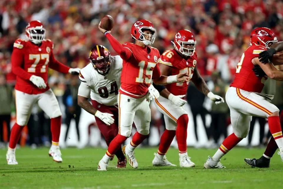 Mahomes guía a los Chiefs a la victoria contra los Commanders