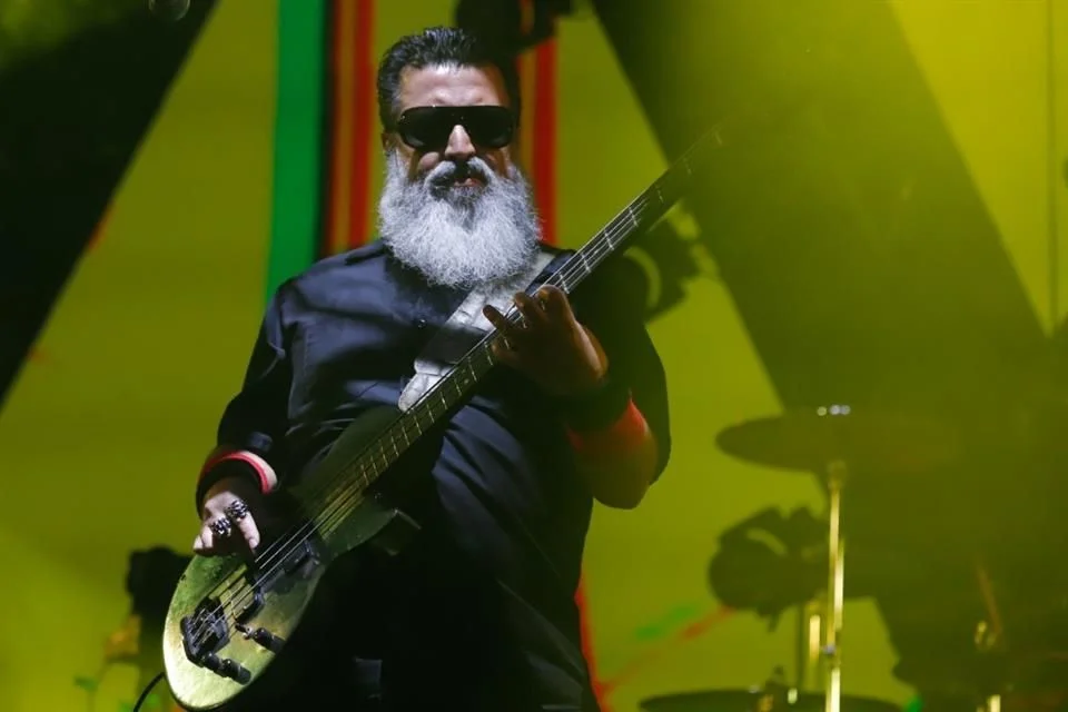 Molotov festeja 30 años de música ante 18.000 fanáticos.