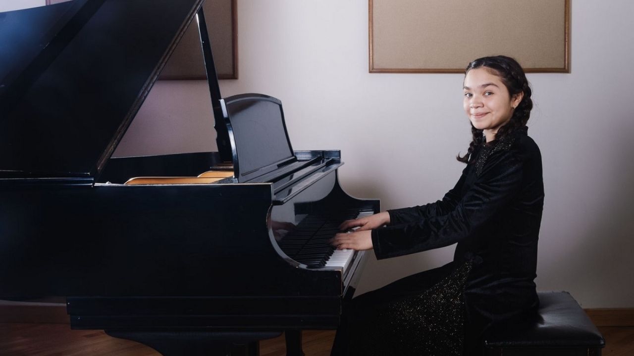 La prodigio pianista mexicana Maryam Musa, de 12 años, se erige como promotora de los derechos de las niñas.