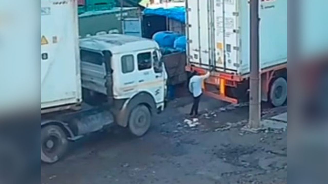 Choque fatal involucra a auto y dos camiones; investigan posible falla de freno de mano | Imágenes fuertes