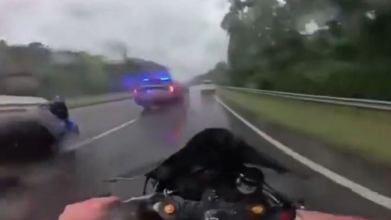 Ciclista gravemente herido tras choque con patrulla en plena huida (Fotos perturbadoras)