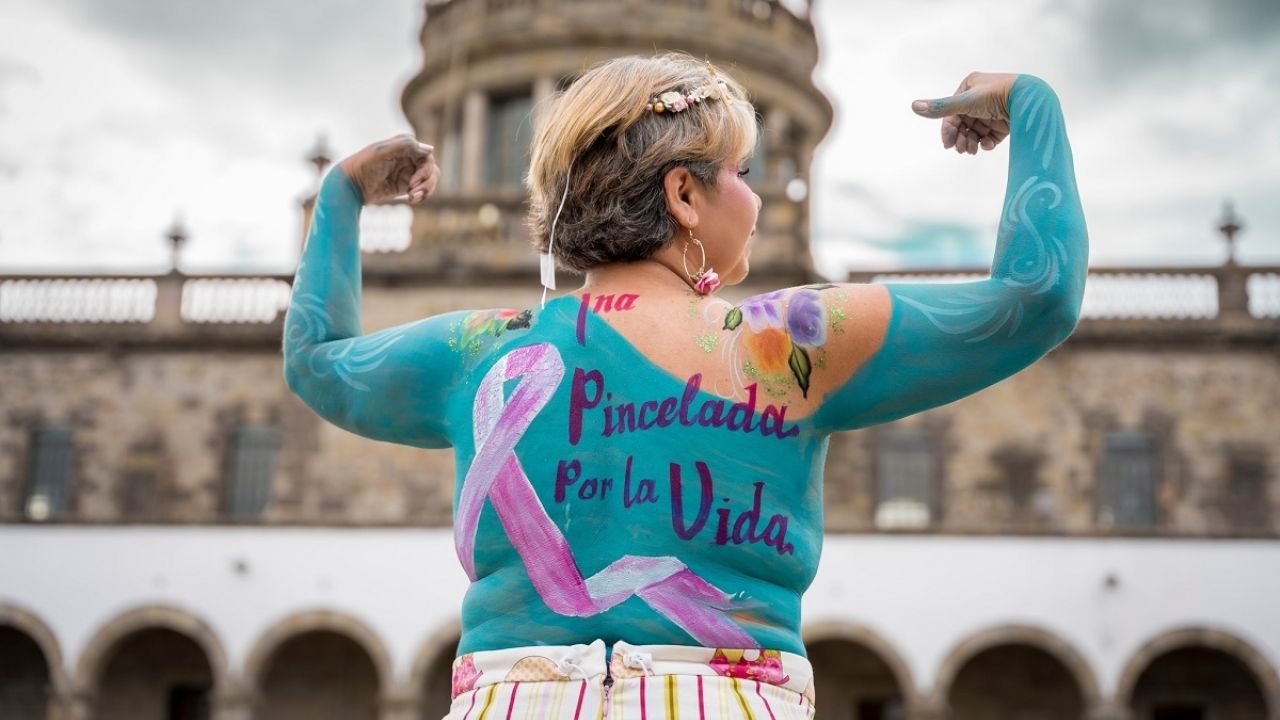 Arte como herramienta de empoderamiento y unidad en la batalla contra el cáncer de mama.
