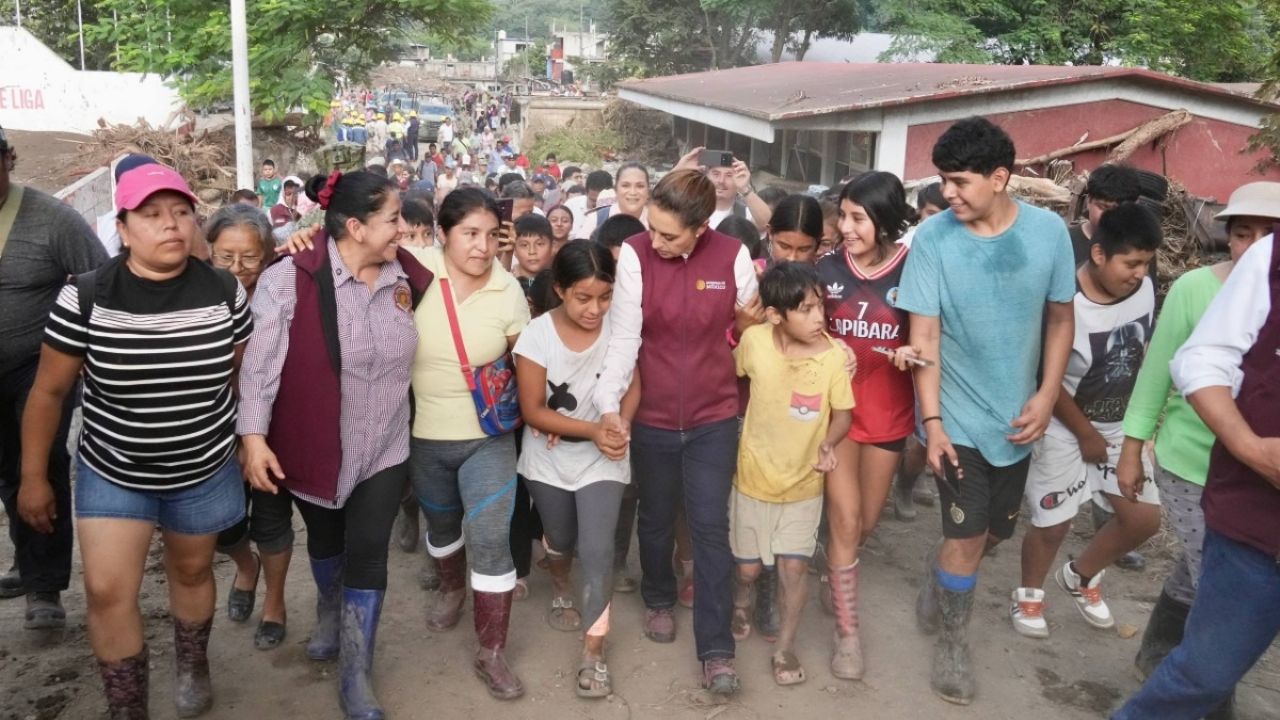 Sheinbaum supervisa apoyo a afectados por inundaciones en Huehuetla, Hidalgo.