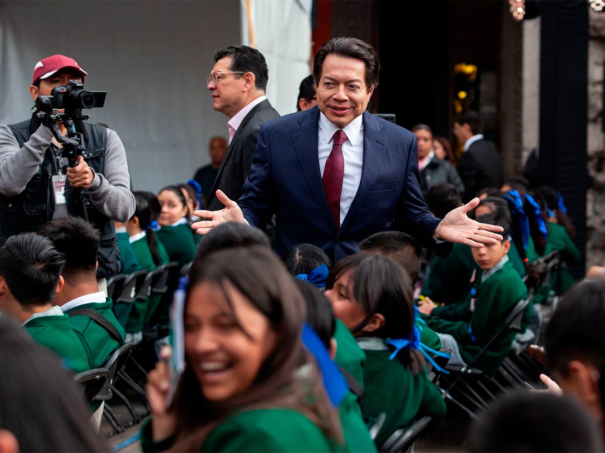 Entrega de anteojos gratuitos para estudiantes en México.