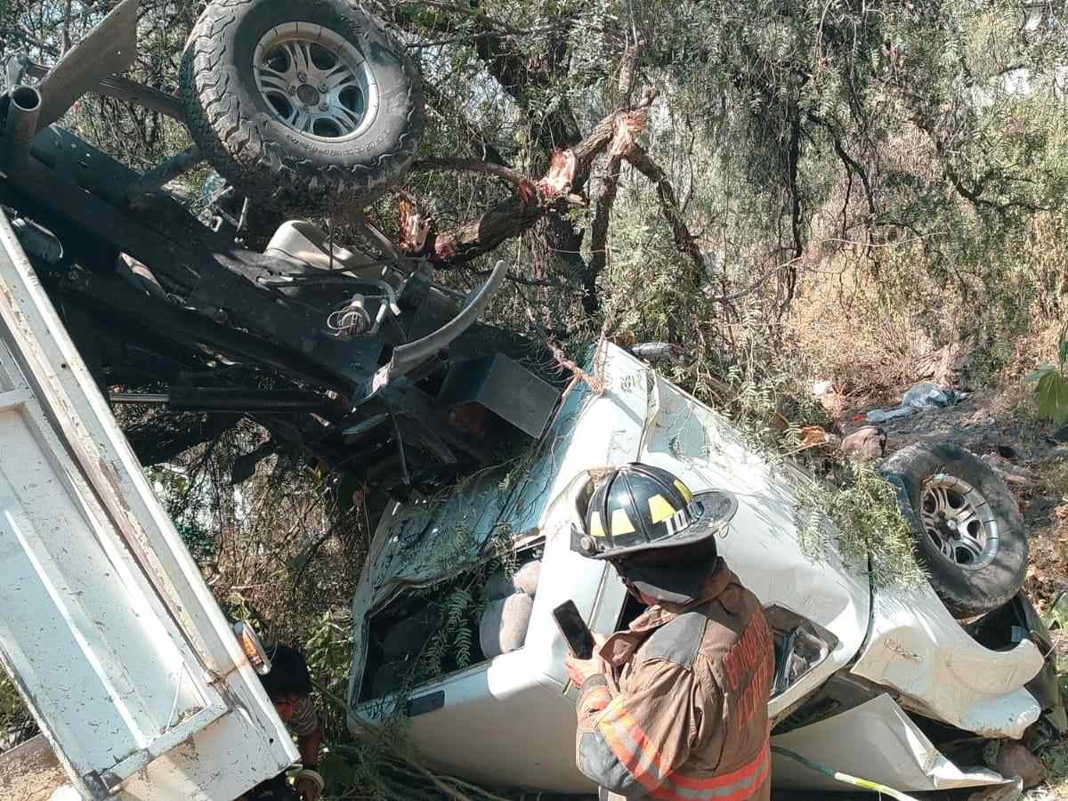 Camioneta cae a barranco en Ecatepec.