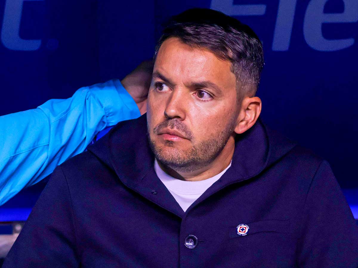 Larcamón, enfurecido por el tropiezo de la Máquina.