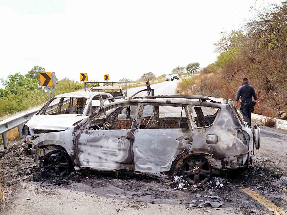 Autobuses incendiados y caminos cortados en Michoacán por criminales escapando de la ley.