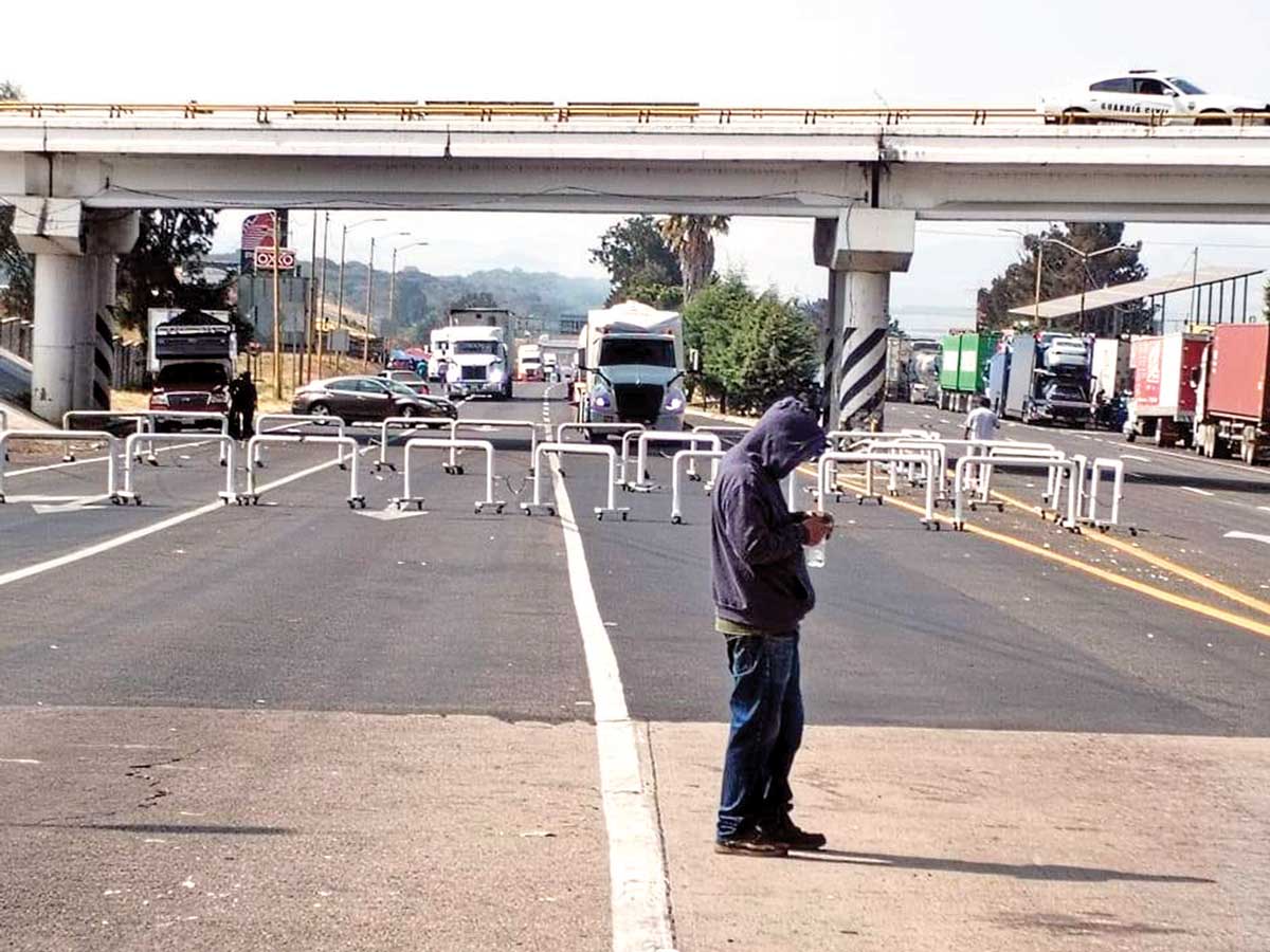 Reabre el paso tras bloqueo de 4 días; conductores rescatados.