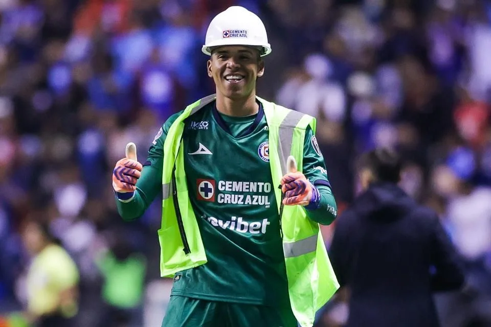 Cruz Azul supera a Puebla y asciende a la cima.