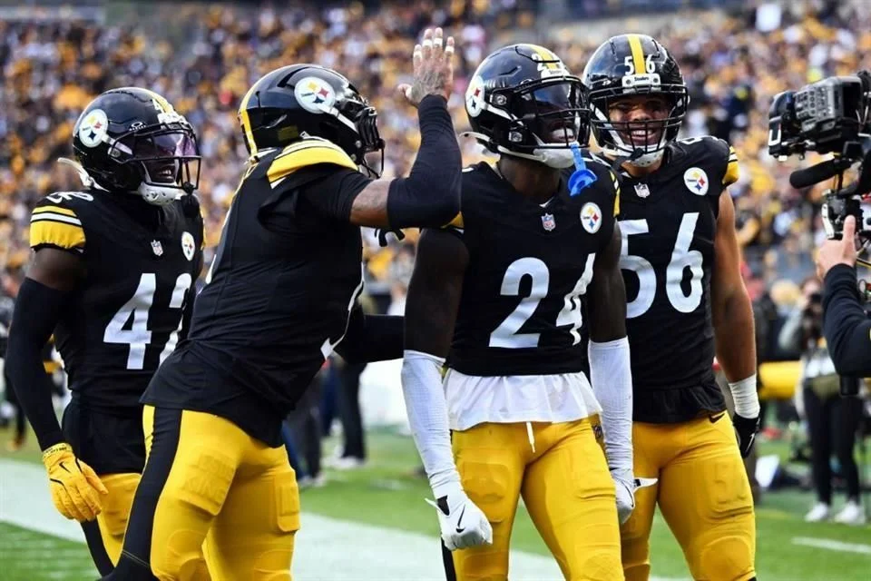 Steelers obtienen la victoria bajo el mando de Warren y Rodgers.