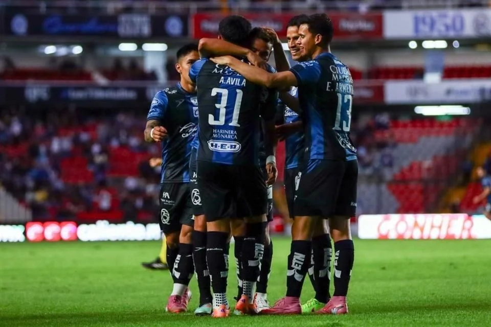 Los Gallos triunfan y mantienen vivas sus esperanzas de playoffs.