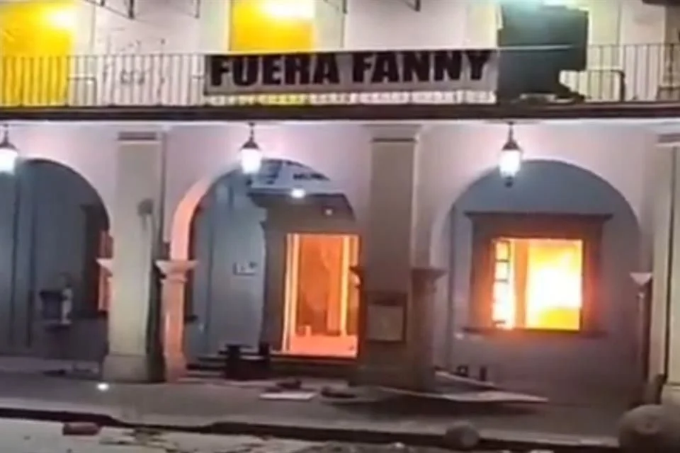 Ataque incendiario contra el Ayuntamiento de Apatzingán deja destrucción.