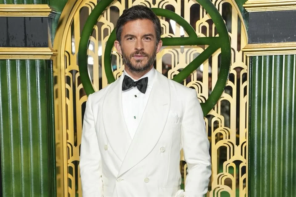 El hombre más codiciado para 2025: Jonathan Bailey.