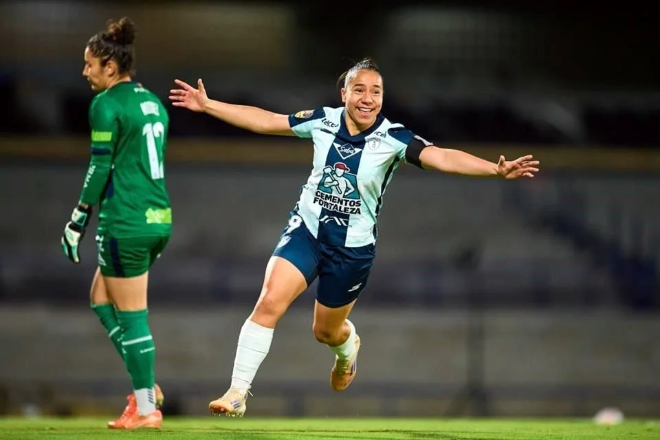 Pachuca remonta con gol de Charlyn Corral en el Universitario